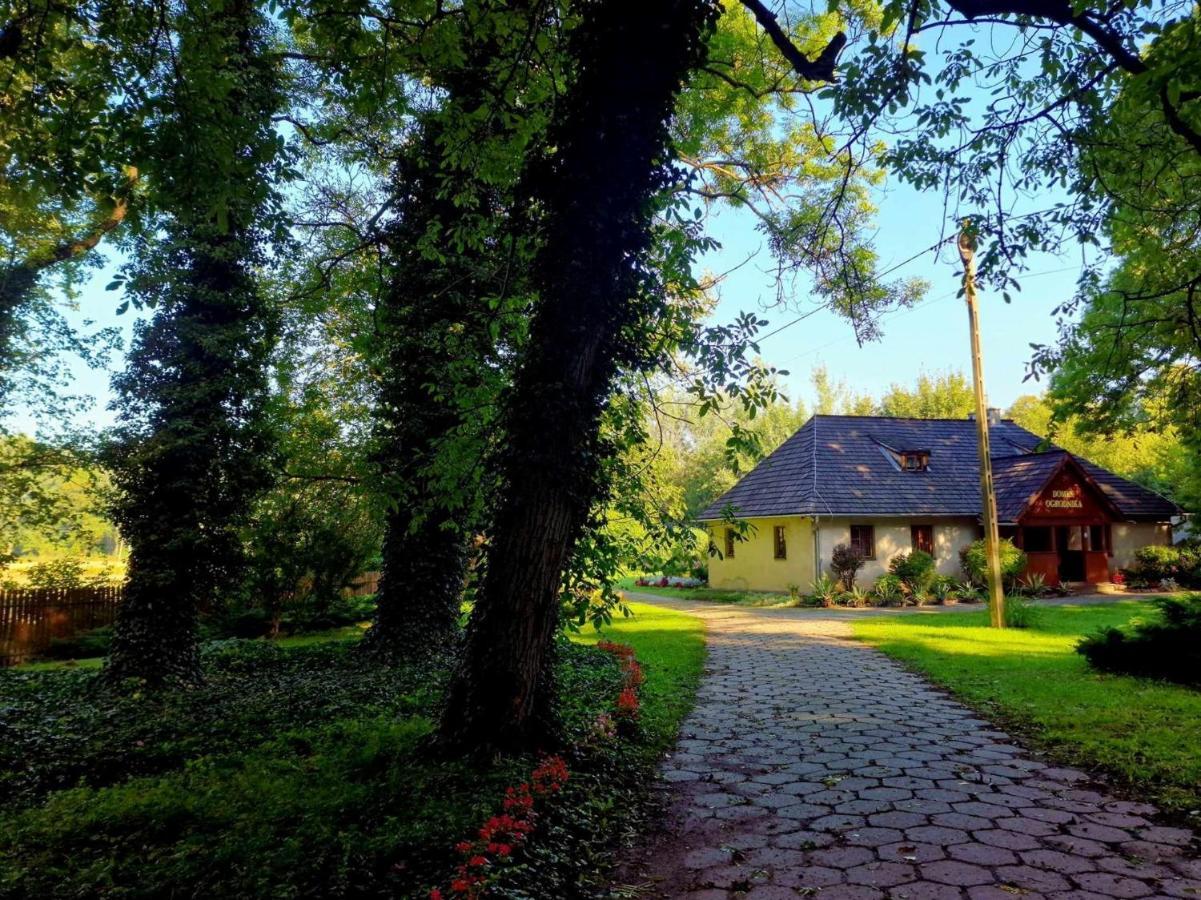 Hostel Domek Ogrodnika Przy Muzeum W Przeworsku Zespole Palacowo - Parkowym ภายนอก รูปภาพ